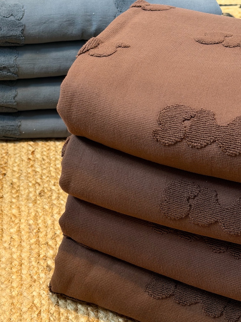 SKIMS Brown Logo Terry Bath Towel - Picture 4 of 4
